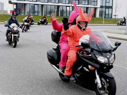 Sie sind ein echter Blickfang: Die als Hasen verkleideten Motorradfahrer von Hasentour e.V. fahren auch an diesem Samstag wieder durch Wilhelmshaven, Friesland und Wittmund. Ihre Mission: Sammeln für den guten Zweck.