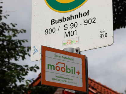 Bis Ostersonntag hielt die Linie M01 des Rufbussystems Moobil+ noch, wie hier am Busbahnhof in Sedelsberg, im Saterland. Zum 1. April wurde sie nun in der Gemeinde eingestellt.