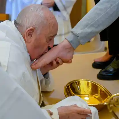 Papst Franziskus küsst den Fuß von einer weiblichen Insassin des Rebibbia-Gefängnisses.