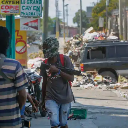 Bewaffnete Mitglieder der Bande G9 and Family an ihrer Straßensperre im Viertel Delmas 6 in Port-au-Prince.