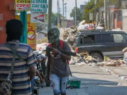 Bewaffnete Mitglieder der Bande G9 and Family an ihrer Straßensperre im Viertel Delmas 6 in Port-au-Prince.