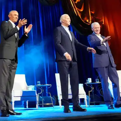 Zu der Veranstaltung mit Biden (M), Obama (l) und Clinton kamen mehrere Tausend Zuschauer.