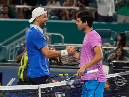 Grigor Dimitrov (l) und Carlos Alcaraz geben sich nach dem Match die Hand.