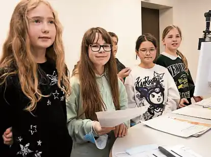 Sch&uuml;lerinnen und Sch&uuml;ler der Klasse 5d vom NGW im Studio von Radio Jade.