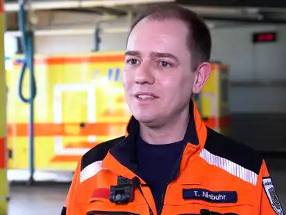 Timo Niebuhr ist ausgebildeter Notfallsanitäter beim Rettungsdienst im Landkreis Aurich. Er kämpft zusammen mit seinen Kollegen für bessere Arbeitsbedingungen und eine schrittweise Reduzierung der Arbeitszeit auf 42 Stunden.