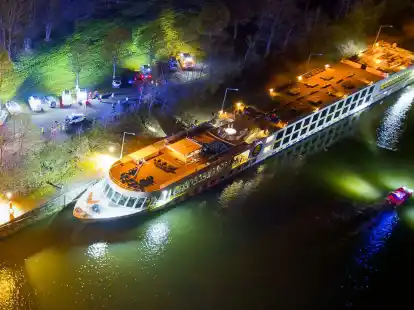 Ein bulgarisches Kreuzfahrtschiff ist in Aschach an der Donau im Schleusenbereich gegen eine Betonmauer geprallt.