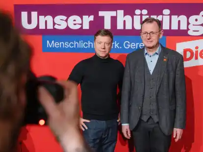Bundes-Parteivorsitzender Martin Schirdewan (l) und Th&uuml;ringens Ministerpr&auml;sident Bodo Ramelow am Rande des Landesparteitags der Linken Th&uuml;ringen.