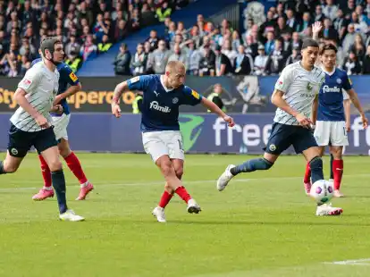 Heimsieg: Kiels Lewis Holtby (M) trifft gegen Hansa Rostock zum 2:0.
