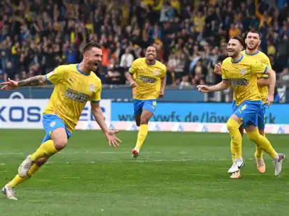Robin Krau&szlig;e (l) leitete mit seinem Tor zum 1:0 Braunschweigs Sieg gegen Elversberg ein.