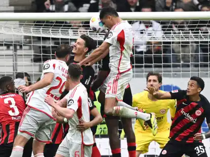 Voller K&ouml;rpereinsatz: Frankfurts Robin Koch (M) und Danilho Doekhi von Union Berlin steigen zum Kopfball hoch.