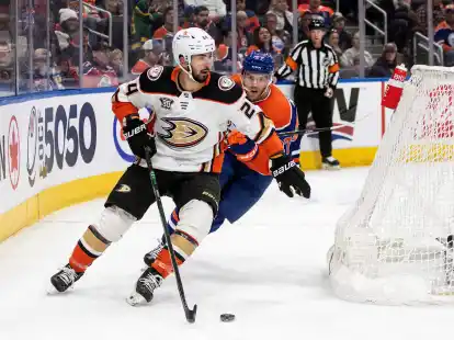 Benoit-Olivier Groulx von den Anaheim Ducks gegen Connor McDavid von den Edmonton Oilers.