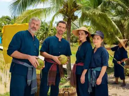 Auf der Suche nach einer neuen Challenge treffen Max Parger (Florian Silbereisen, 2.v.l.) und Martin Grimm (Daniel Morgenroth, l.) auf Annika Ehler (Maxine Kazis, 2.v.r.) und Melly Sturm (Marija Mauer, r.) in einer Szene aus &laquo;Das Traumschiff - Phuket&raquo;.