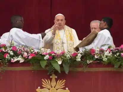 Papst Franziskus erteilt den Segen &laquo;Urbi et Orbi&raquo; von der zentralen Loge des Petersdoms.