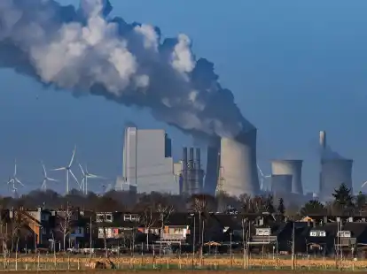Das Braunkohlekraftwerk Neurath. Im Vordergrund der Pulheimer Ortsteil Sinnersdorf.