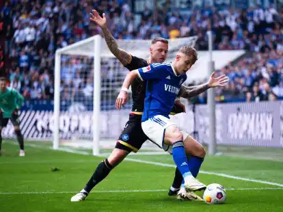 Schalkes Keke Topp (r) und Karlsruhes Marcel Franke k&auml;mpfen um den Ball.