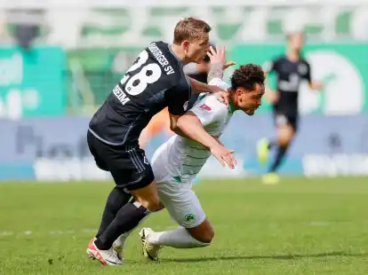 Hamburgs Miro Muheim (l) bringt den F&uuml;rther Armindo Sieb zu Fall.