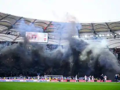 Dunkler Rauch steigt aus der Stuttgarter Fankurve auf.