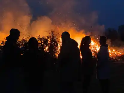 Geselligkeit vor lodernden Flammen: Osterfeuer in C&auml;ciliengroden.