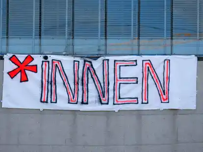 Gendern verboten: Scharfe Kritik gab es daran unter anderem von den Gr&uuml;nen, politischen Hochschulgruppen, Gewerkschaften, queeren Verb&auml;nden und auch der Bundessch&uuml;lerkonferenz.