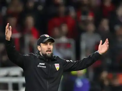 Stuttgarts Trainer Sebastian Hoene&szlig; &auml;rgert sich &uuml;ber eine Entscheidung des Schiedsrichters.