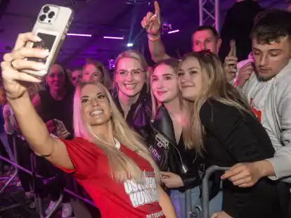 Beste Stimmung herrschte bei der Osterparty in Huntlosen. Im gro&szlig;en Festzelt wurde ausgelassen gefeiert &ndash; Ballermann-Star Isi Gl&uuml;ck (links) hatte daran gro&szlig;en Anteil.