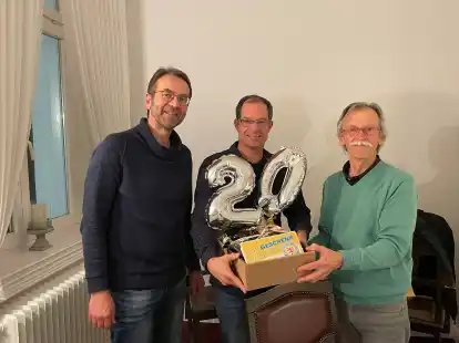 Vorsitzender Henning Gralle (von links) bekommt von Schriftf&uuml;hrer Henning Janssen und dem stellvertretenden Vorsitzenden Heinrich &bdquo;Heiner
