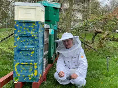 <p>   Nachwuchsimkerin Tilda Teubler (12 Jahre) konnte in Altmarienhausen viele Fragen der Besucher schon selber beantworten, anderes wusste ihr &bdquo;Imkervater&ldquo; Peter B&uuml;nting.</p>