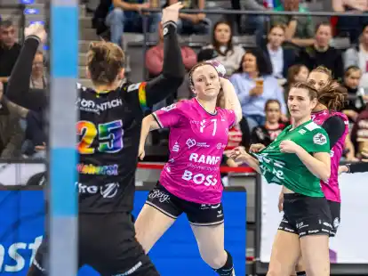 Konnten die vielen Gegentore nicht verhindern: Oldenburgs Torfrau Madita Kohorst und Lana Teiken (rechts) mussten bei der TuS Metzingen um Sabrina Tr&ouml;ster eine deutliche Niederlage hinnehmen.