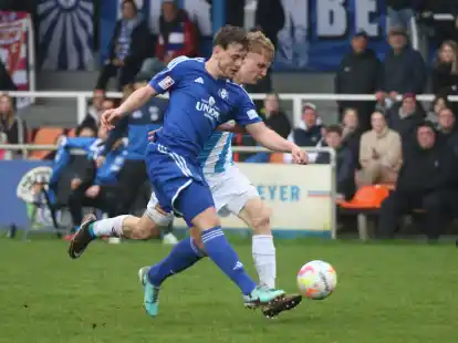Abgedrängt: Justin Gröger (vorne) und der Bremer SV feierten gegen den SSV Jeddeloh um Simon Brinkmann einen wichtigen Sieg im Abstiegskampf.