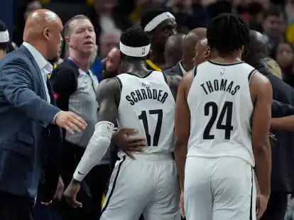 Dennis Schr&ouml;der (17) geriet in eine Auseinandersetzung mit seinem Gegenspieler Jalen Smith.