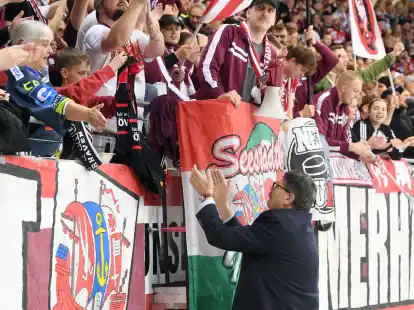 Eishockey Halbfinale Playoff Ehc M&uuml;nchen- Fischtown: Alfred Prey, General Manager der Fischtown Pinguins, suchte und fand nach dem Sieg der Bremerhavener &uuml;ber die M&uuml;nchener den Kontakt zu den Seestadt-Fans.