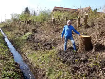 Mehr Sensibilit&auml;t n&ouml;tigt: Nabu-Vorsitzender Konrad Thoben verweist auf eine unfachm&auml;nnische Rodung eines L&auml;rmschutzwalls au&szlig;erorts an der Th&uuml;ler Stra&szlig;e in B&ouml;sel.