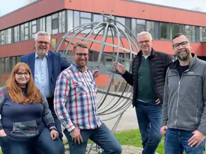 Sie wollen nach l&auml;ngerer Pause am 4. und 5. Mai wieder den Caravansalon Sande veranstalten: Franziska Obermeier von der Gemeinde Sande und B&uuml;rgermeister Stephan Eiklenborg mit den H&auml;ndlern Timo von der Kammer (Sande) sowie Heiko R&uuml;bsamen und Frederik Stulken (Jever).