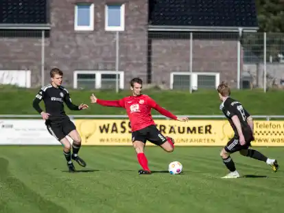 Kristian Westerveld (rotes Trikot) und seine Molberger Mitspieler sind wieder gefordert.