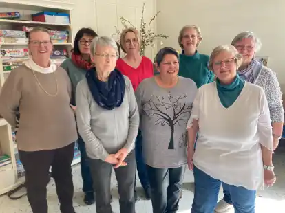 St&uuml;tzpunktleiterin Christina Sassen-Schreiber (2. hinten von rechts) ist zust&auml;ndig f&uuml;r Seniorenbegleitung. Das wissen auch die... mit sieben der 20 ehrenamtlichen Seniorenbegleiterinnen (von links): Christine L&uuml;bken-Stoll, Brigitte Stoll, Antje G&ouml;bel, Maike Aden, Jana Grie&szlig;, Marianne Mertinkat und Christine Wiechmann.