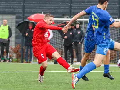Kevin Kari (rote Spielkleidung) erzielte drei Tore beim 5:0-Sieg von Wildeshausen in Delmenhorst.