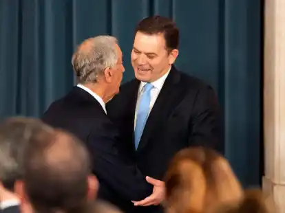 Nach seiner Vereidigung im Nationalpalast von Ajuda wird Ministerpr&auml;sident Luis Montenegro (r)&nbsp;von Staatsoberhaupt Marcelo Rebelo de Sousa begr&uuml;&szlig;t