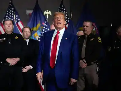 Donald Trump bedient sich regelm&auml;&szlig;ig radikaler Rhetorik, tut sich mit rassistischen Aussagen hervor und hetzt gegen Minderheiten.