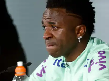 Der brasilianische Nationalspieler Vinicius Junior brach w&auml;hrend einer Pressekonferenz in Tr&auml;nen aus.