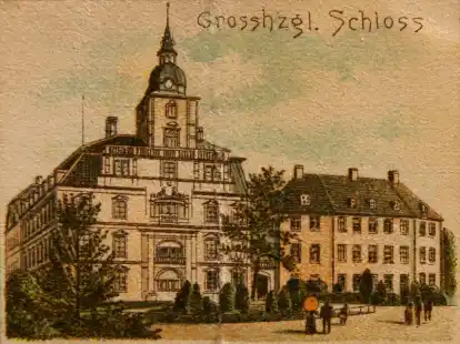 Blick auf das Schloss im 19. Jahrhundert: Der 1775/78 erbaute sogenannte D&auml;nen-Fl&uuml;gel (rechts im Bild) wurde 1894 abgerissen und durch einen Neubau ersetzt.