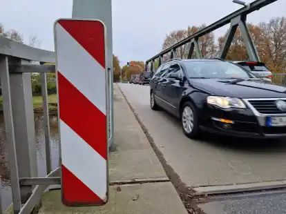 Der nicht vorhandene Fu&szlig;- und Radweg auf der Br&uuml;cke &uuml;ber dem K&uuml;stenkanal in Kampe ist seit Jahren Thema im Ort.