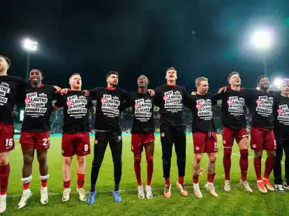 Die Spieler des 1. FC Kaiserslautern feiern den Einzug ins Finale des DFB-Pokals.