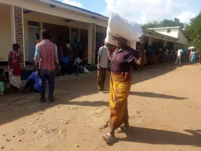 Eine Frau tr&auml;gt einen Sack mit Maismehl, den sie in einem Verteilungszentrum des Weltern&auml;hrungsprogramms erhalten hat: Im s&uuml;dlichen Afrika wurde der Notstand ausgerufen.