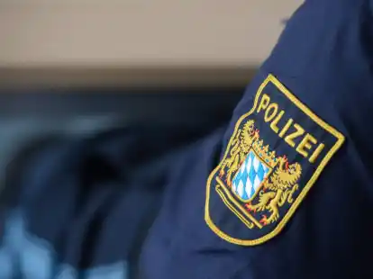 Ein Wappen der Bayerischen Polizei an einer Uniform.