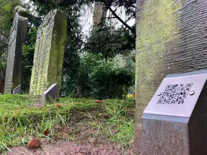 Was steht eigentlich auf dem Grabstein? Wer sich diese Frage auf dem Friedhof Varel stellt, findet an besonderen Grabsteinen nach dem Scannen des QR-Codes Informationen.