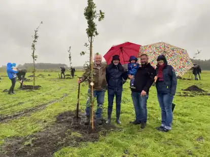 Bei der ersten Pflanzaktion im Cloppenburger Geburtenwald hatte Familie Bohmann einen Baum f&uuml;r den kleinen Alexander gepflanzt: Opa Heini Bohmann (von links), B&uuml;rgermeister Neidhard Varnhorn, Vater Stephan Bohmann mit Alexander und Mutter Lena Bohmann. Im Herbst startet nun eine neue Pflanzaktion.