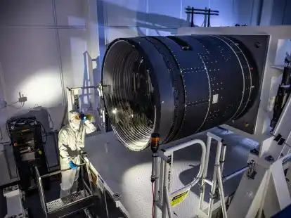 Die Kamera, an der das Team in einem Labor im US-Bundesstaat Kalifornien mehrere Jahre lang arbeiteten, sei etwa so gro&szlig; wie ein Kleinwagen und drei Tonnen schwer.