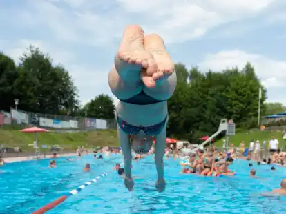 Wenn die Freib&auml;der &ouml;ffnen, m&uuml;ssen qualifizierte Retter am Beckenrand stehen - sonst k&ouml;nnten B&auml;der teils wieder geschlossen werden.