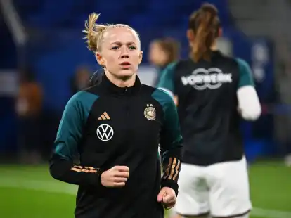 Fu&szlig;ball-Nationalspielerin Lea Sch&uuml;ller kann ihr Olympia-Erlebnis unmittelbar vor Ort mit ihrer Lebensgef&auml;hrtin Lara Vadlau teilen.