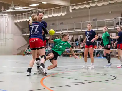 Der SV H&ouml;ltinghausen (gr&uuml;ne Trikots) hat in der Oberliga noch zwei Partien zu absolvieren.